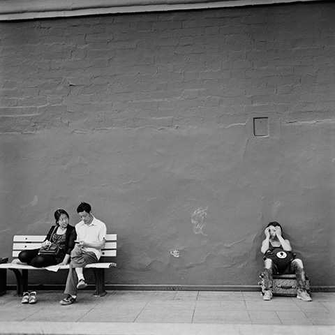 城墙下的人系列摄影，城市边缘空间与人物状态