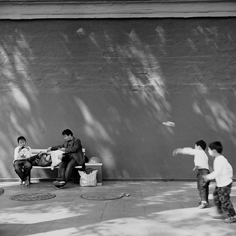 城墙下的人系列摄影，城市边缘空间与人物状态