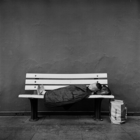 城墙下的人系列摄影，城市边缘空间与人物状态