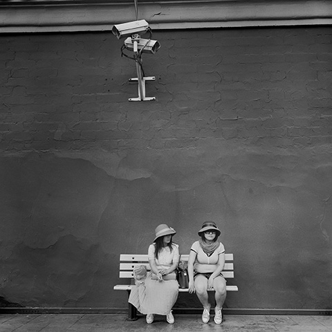 城墙下的人系列摄影，城市边缘空间与人物状态