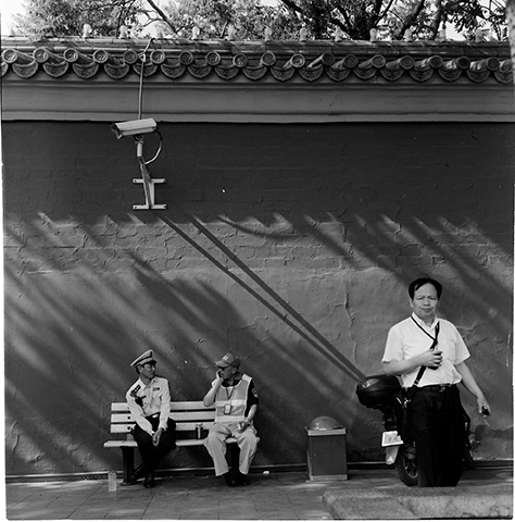 城墙下的人系列摄影，城市边缘空间与人物状态